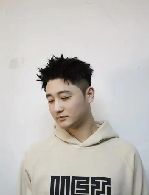 男士短发 年轻化较
为明显的层次束感发型总体细节在图中打理也较为