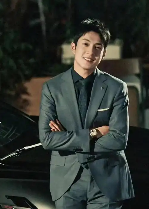 韩东君把西裤穿成瑜伽裤#韩东君身材太好了吧他的臀部线条紧致且匀篌