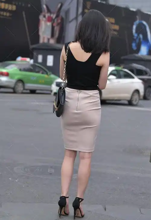 原创无袖黑色背心搭配米棕色一步裙优雅时尚大气十足的通勤装