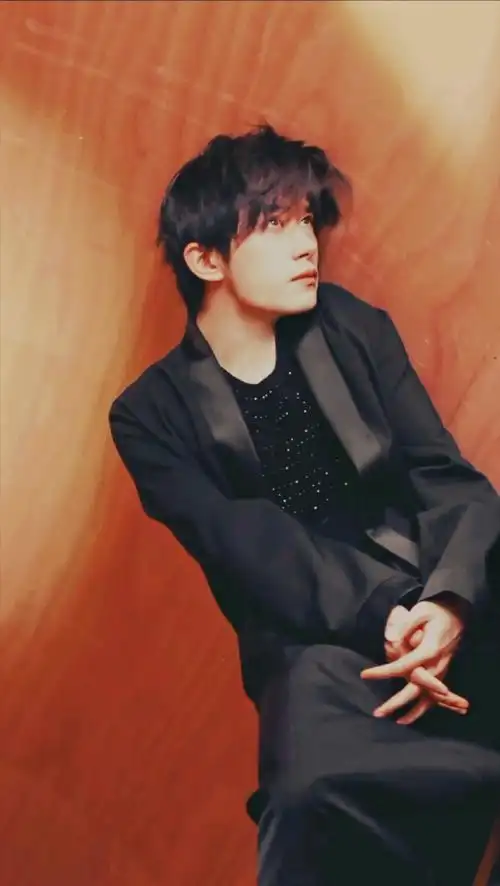 为镜头而生的一张脸@tfboys-易烊千玺#易烊千玺世界尽头传来的影像