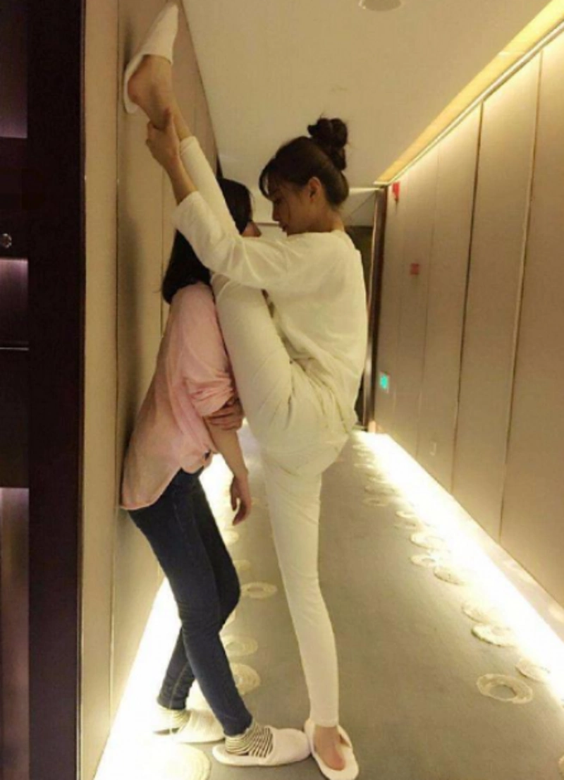 当红女星一字马的造型,热巴美若天仙,景甜可爱,你最喜欢谁?