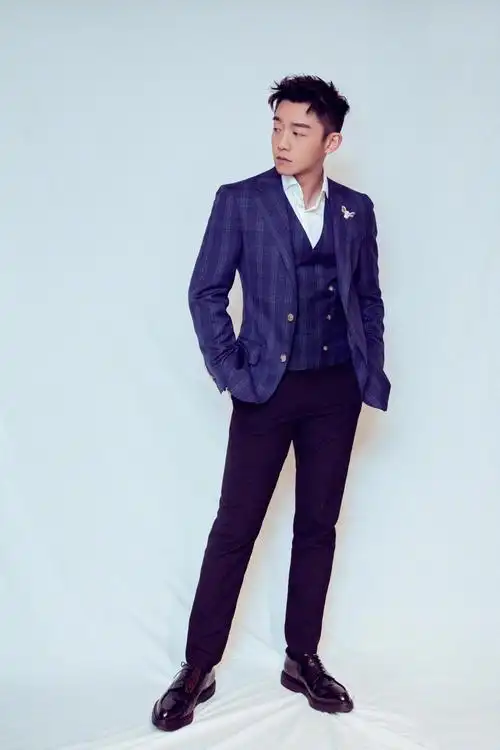 郑恺帅气亮相某活动,蓝色格纹西装精致帅气,气质沉稳干练