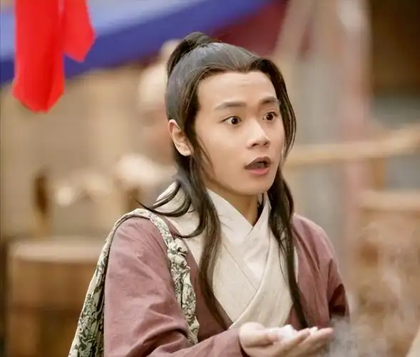 在武术班练习基本功时,曹骏被剧组选中.