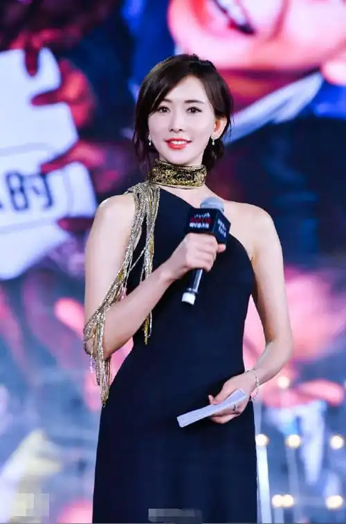 林志玲出席活动现场绽放魅力网友脸老了但身体依旧年轻