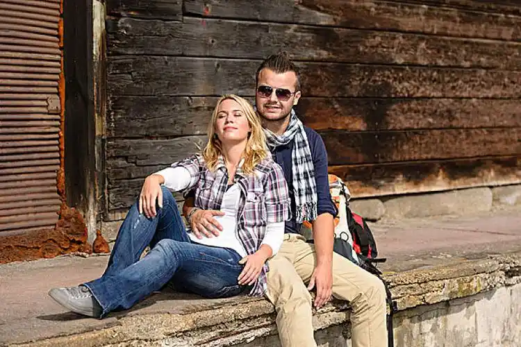 女人_休息_靠着_男人_肩部_高清图片_全景视觉