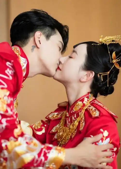 回复张檬"敬一碗茶结一段缘从此日落有念",夫妻结婚当天甜蜜互动,简直