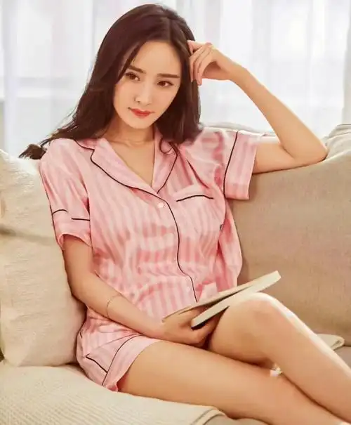 杨幂坐在沙发上看书优雅美丽楚楚动人