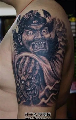 男性大臂钟馗捉鬼纹身图案