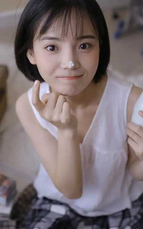 元气短发美女俏皮性感卧室写真