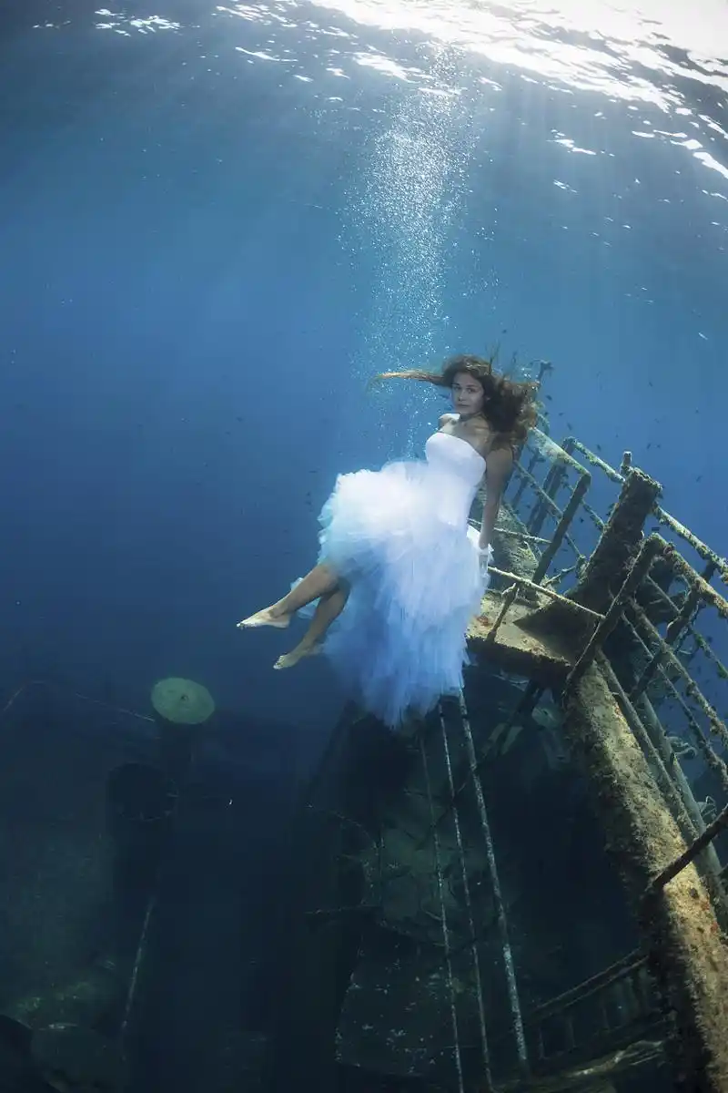 海洋提供了丰富多样的生物和景观,是拍摄水下写真的理想场所.