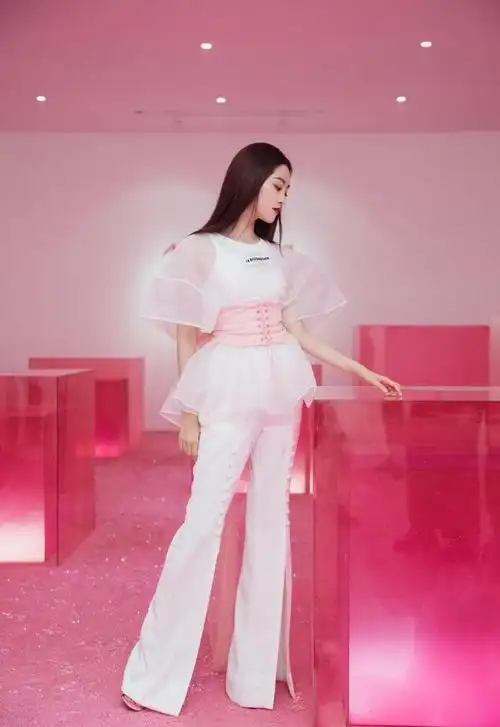 祝绪丹真会穿开叉喇叭裤配轻纱短袖系粉色布条立马变帅气
