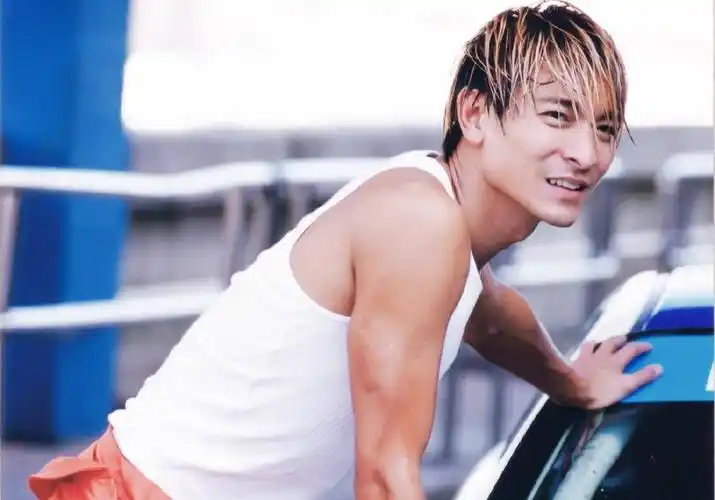 粉丝曝刘德华暖心举动:台上刘天王,台下还会帮素人哄女朋友开心