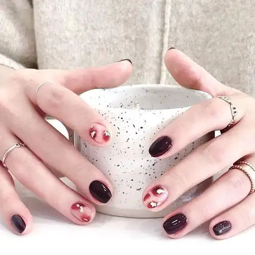 红色短甲美甲图片