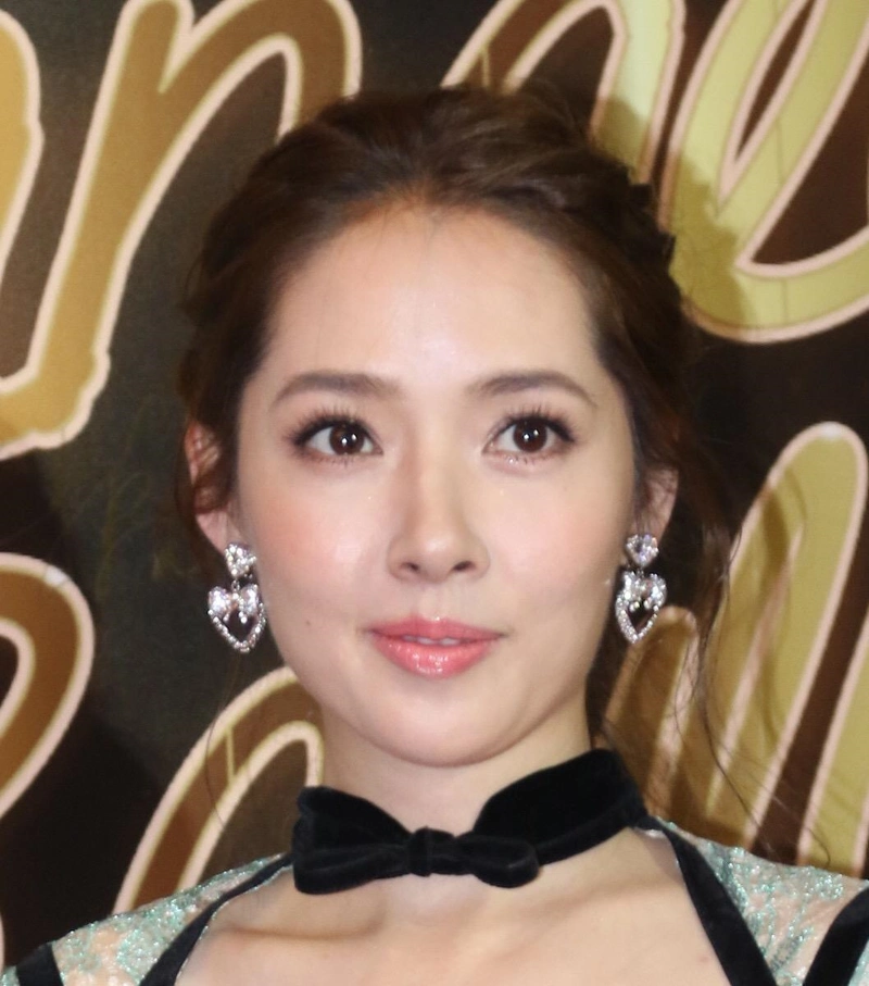 37岁的郭碧婷依然美如"初恋",穿一件蕾丝元素连衣裙,清纯甜美