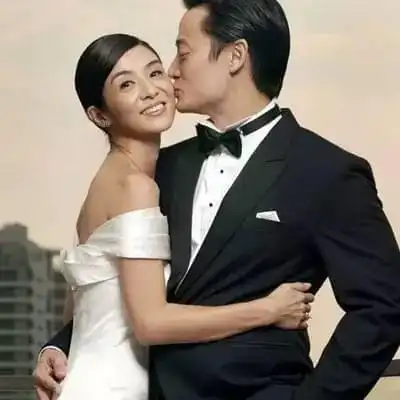 曾是玉女掌门人吴奇隆和金城武为了她争风吃醋现为人母