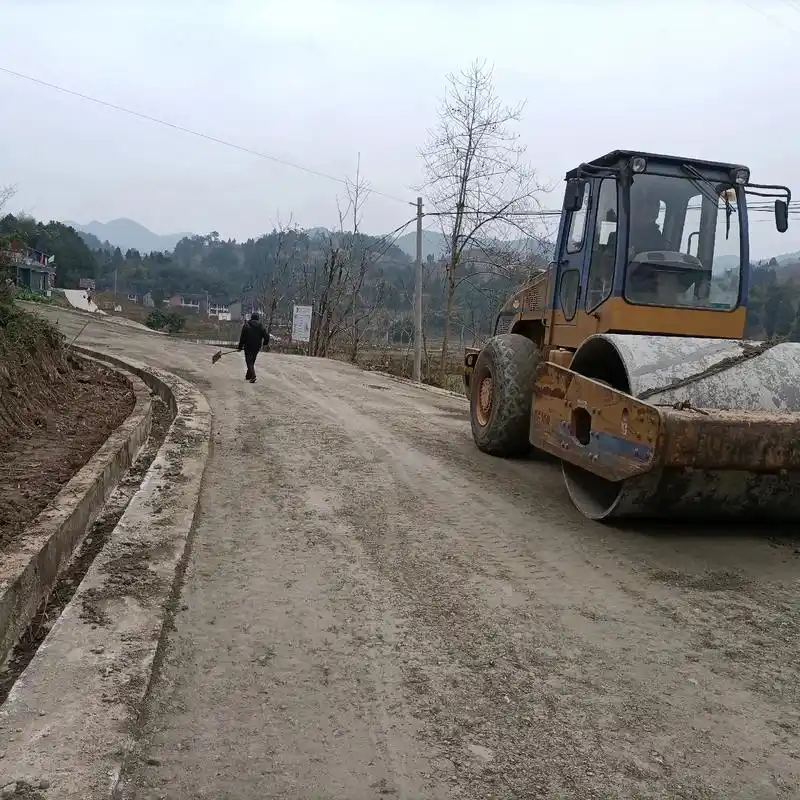 省道的沥青路已铺好,村内的道路也在加紧铺设水稳层,在外忙碌的 - 抖