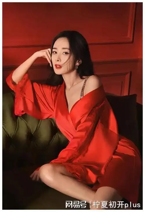 杨幂新年维密大片流出,穿红色抹胸睡衣秀火辣身材,狂野,迷人_网易订阅