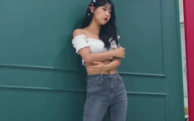 韩国牛仔裤美女模特,身材不是一般的好,视频放慢了6倍好好欣赏吧