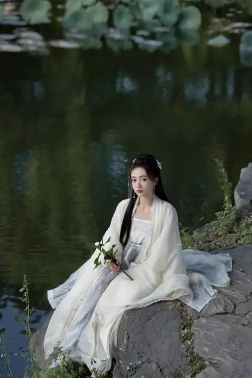 吴谨言穿白色古装温柔又清冷 双手托腮卖萌(3)