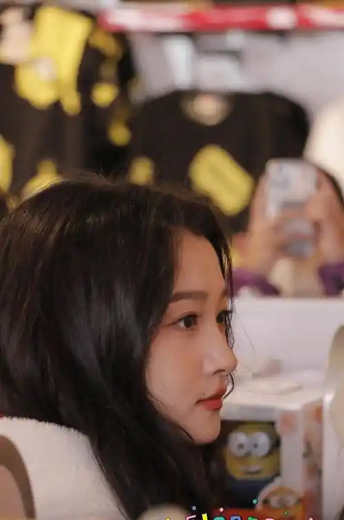 为什么关晓彤的照片那么美,在跨年的镜头下就没那么好看了?