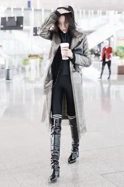 张蓝心素颜亮相机场 格子大衣帅气有型