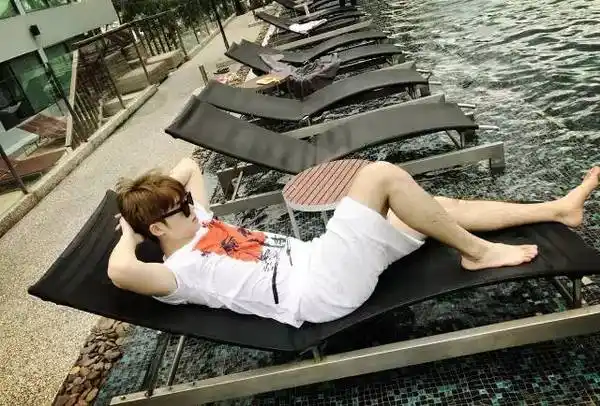 更是荧幕长腿欧巴代表,这个阳光四射,充满活力的大男孩董力,虽是运动