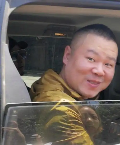 从"杂役"到相声巨星,四次痛哭背后的成长与爱情故事时光回溯到2004年