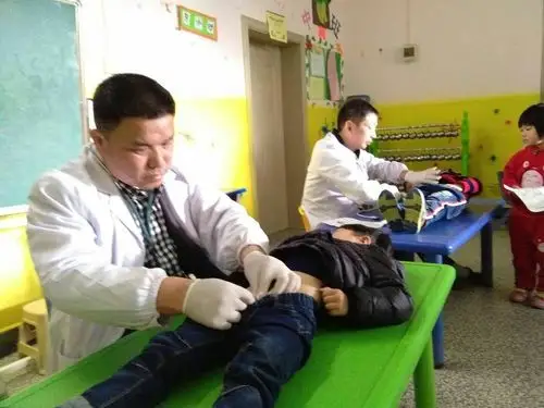 妇幼保健院的工作人员给红星幼儿园的宝宝们健康体检