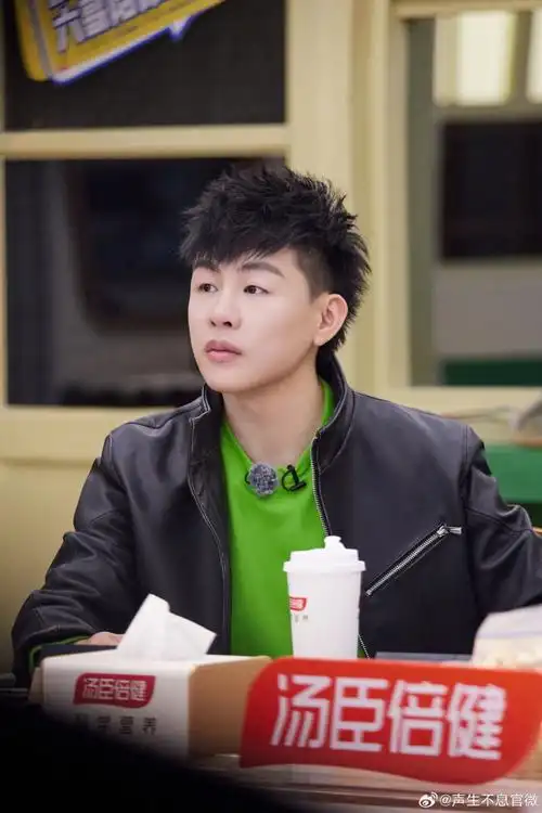 【#声生不息家年华#精彩剧照大放送】@胡彦斌风发意气 朗月入怀「心中