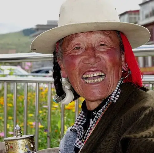 朴实的藏民,脸上浮夸的高原红.语言不通,以笑容回应.