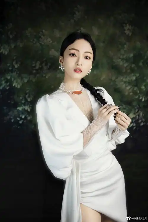 张韶涵穿白色长裙似油画古风造型温婉清雅