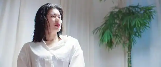 剧本烂的不行,女演员直接露肉,梁龙这部新片,刚上线就翻车了|喜剧