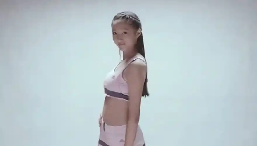 关晓彤早期写真火了穿背心搭配短裙素颜朝天依然迷人