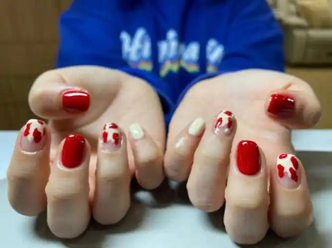 美甲师小姐姐手法很稳,图案几乎都是一气呵成的,没过多修改