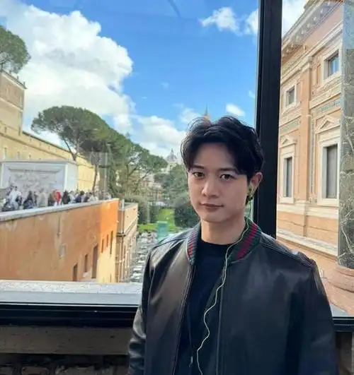 shinee key珉豪四度续约sm!独特的续约认证照引网笑:好奇key反应