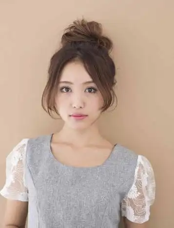 简单时尚减龄,美发街蓬松丸子头扎发图解!