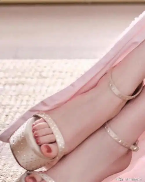 【毛晓彤】:金色厚底水钻一字带高跟凉