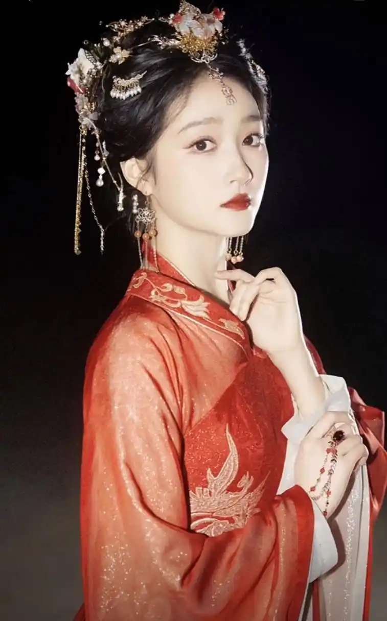 关晓彤古装美出圈,比现代戏多了几分优雅贵气,红色戏服大方又略显成熟