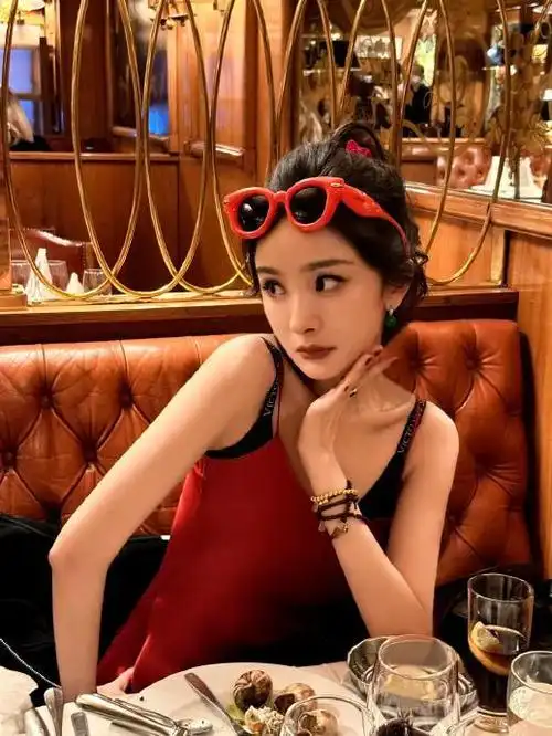 杨幂4月行程曝光,粉丝惊呼忙碌生活|杨幂_新浪新闻