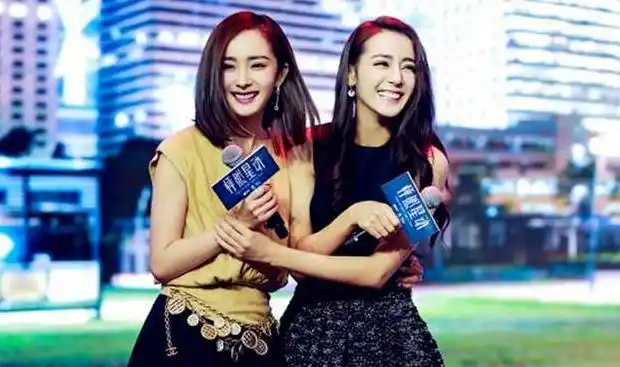 杨幂跟女星合影,从未输过,唯独和同根生的这位姐妹合影输了!