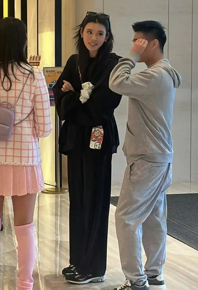 奚梦瑶和老公在澳门被偶遇,真人又高又瘦,亲自弯腰给小姑子拍照