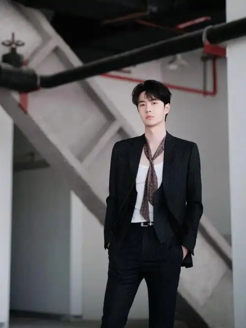 王一博黑西装花领带