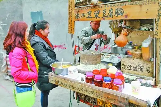 "豆浆哥"自购100把雨伞供路人取用(图)