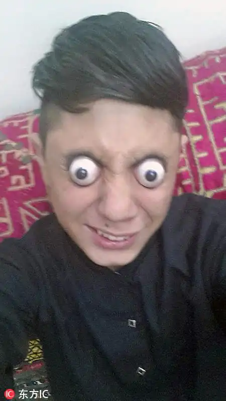 4 吓cry!巴基斯坦神奇少年能把眼珠翻出眼眶