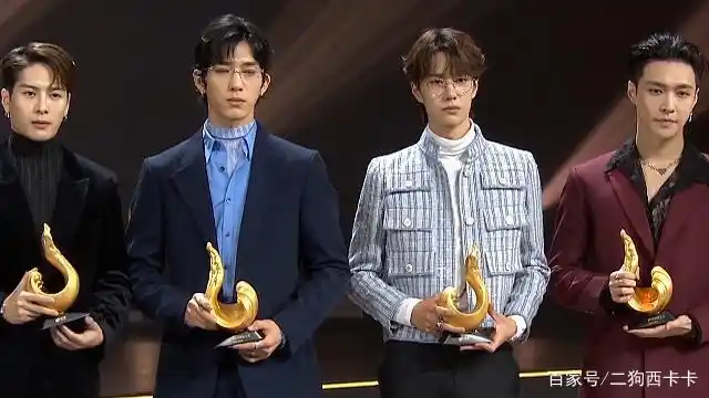 张艺兴牵手王一博,王一博瞬间乖巧像孩子,网友:酷盖形象呢?