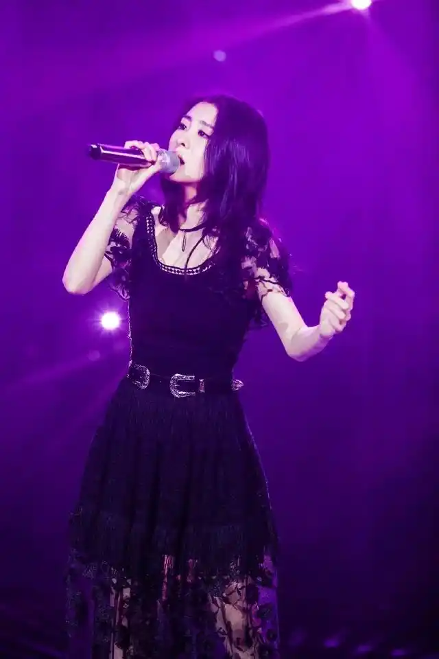 "黑天鹅"张碧晨返场唱原创 光脚唱歌唱的真享受