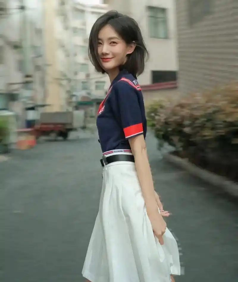 李一桐晒剧组日常照,短发显得好灵动,在镜头前甜笑的模样清新可人