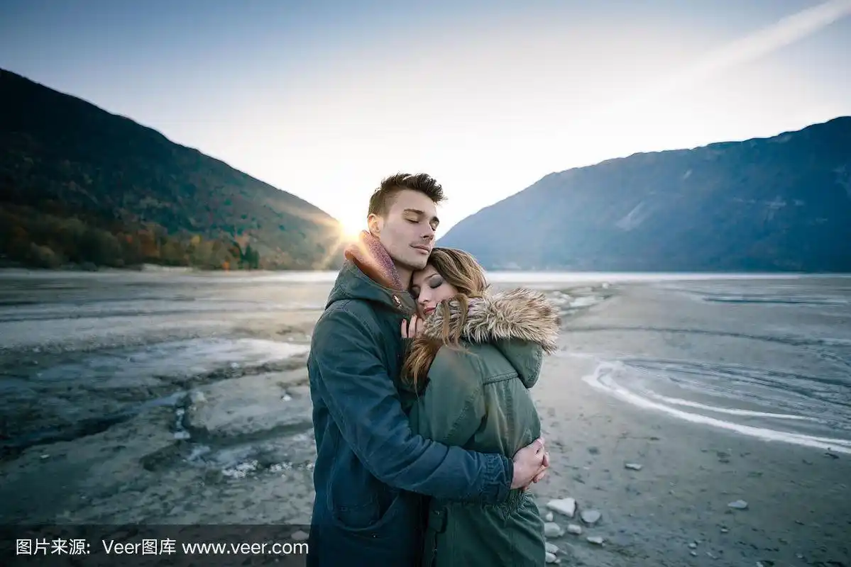 爱紧紧拥抱的情侣