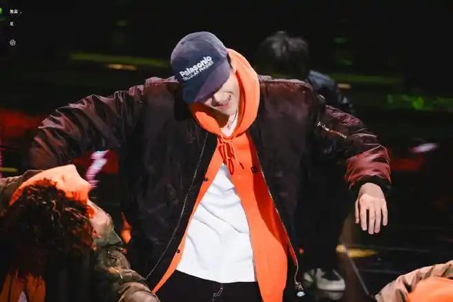 王一博又跳舞了##王一博hiphop forever#王一博99翻舞台!鲨疯 !!