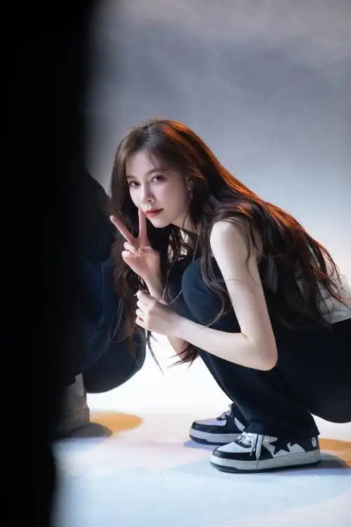 李斯丹妮宋妍霏贴面双人舞